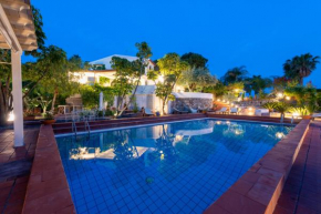 Villa with pool & jacuzzi
